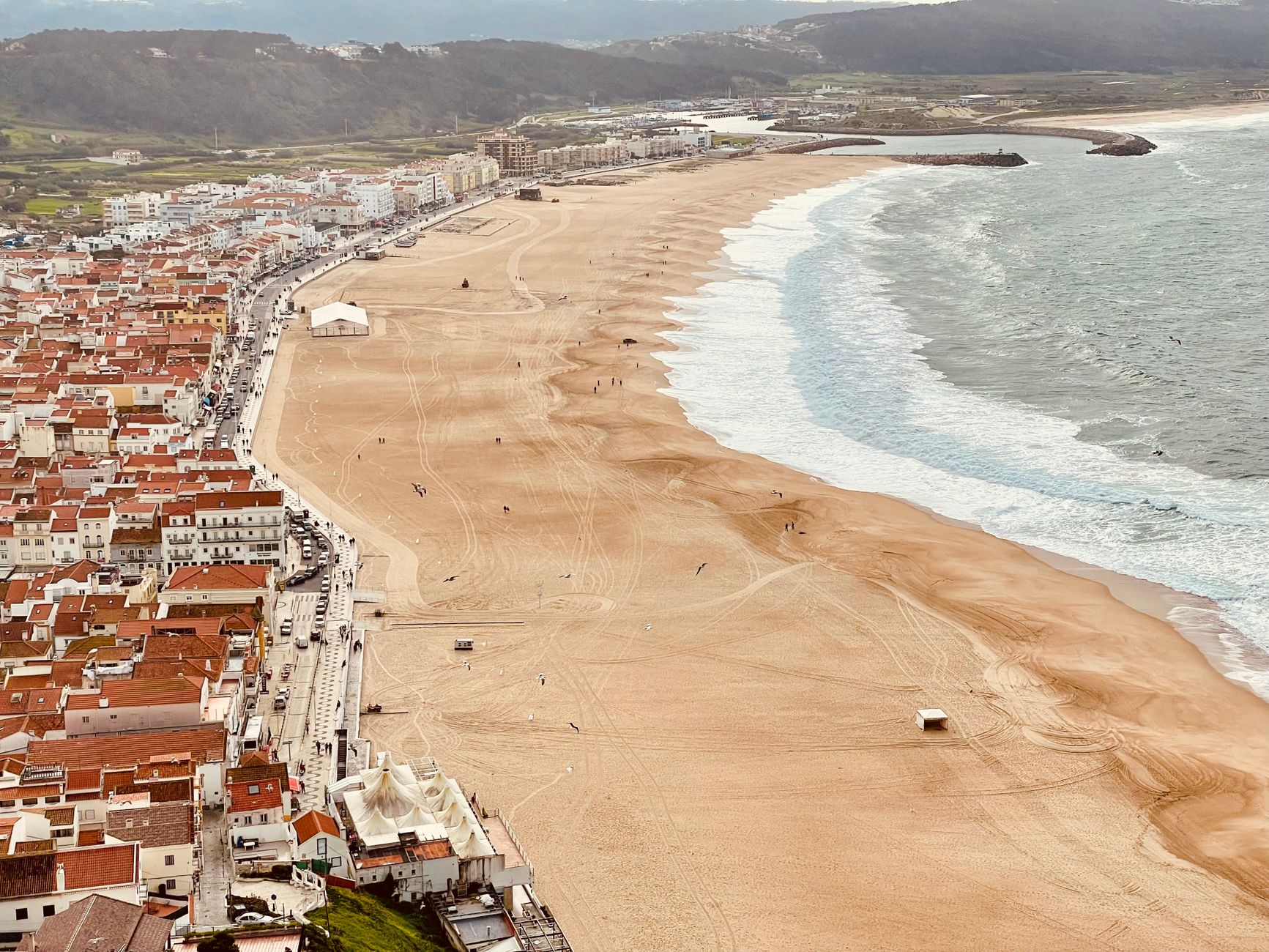Veduta aerea della spiaggia e del promontorio di Nazaré