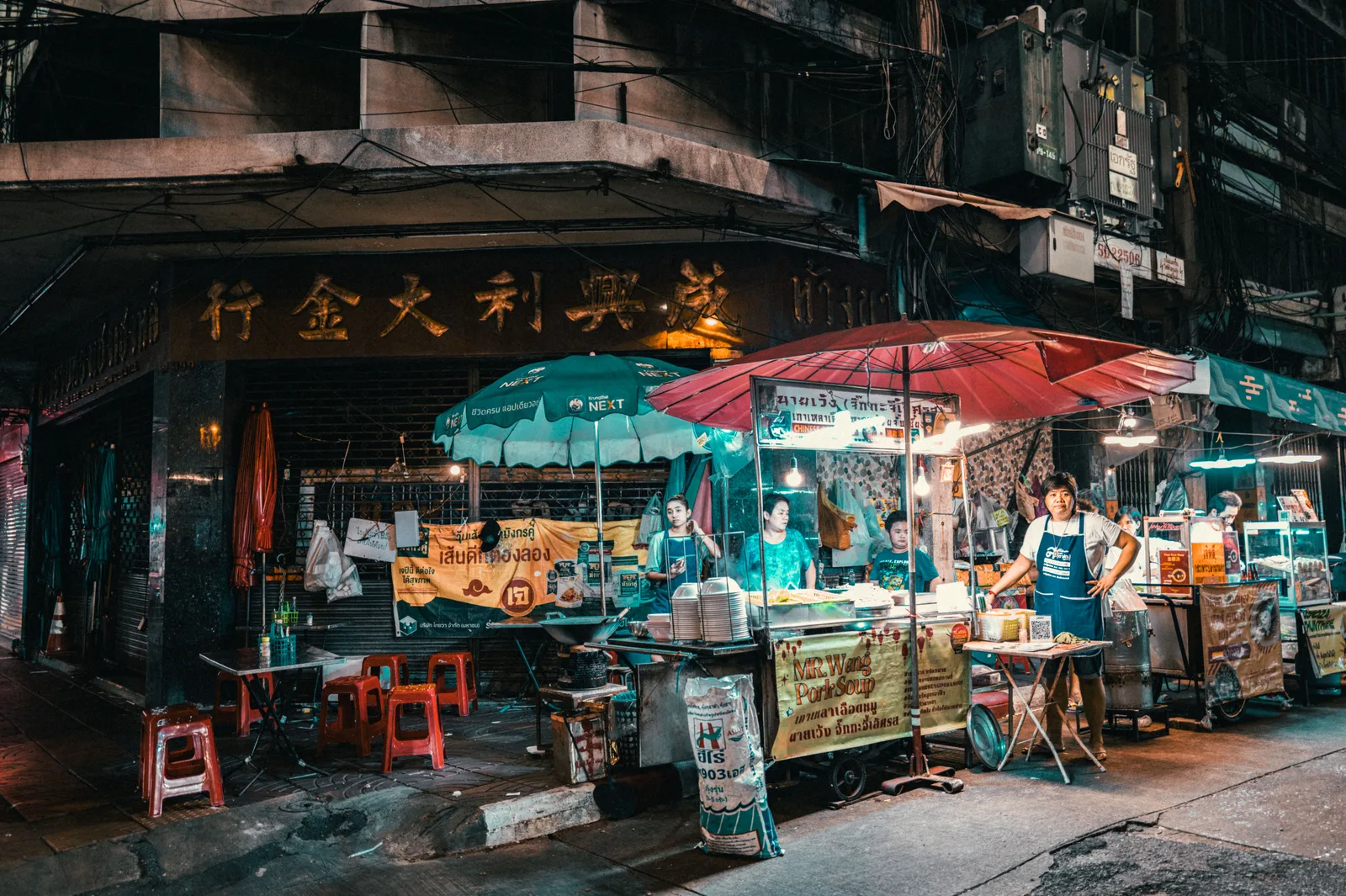 Sunday Walking Street (Thanon Ratchadamnoen)